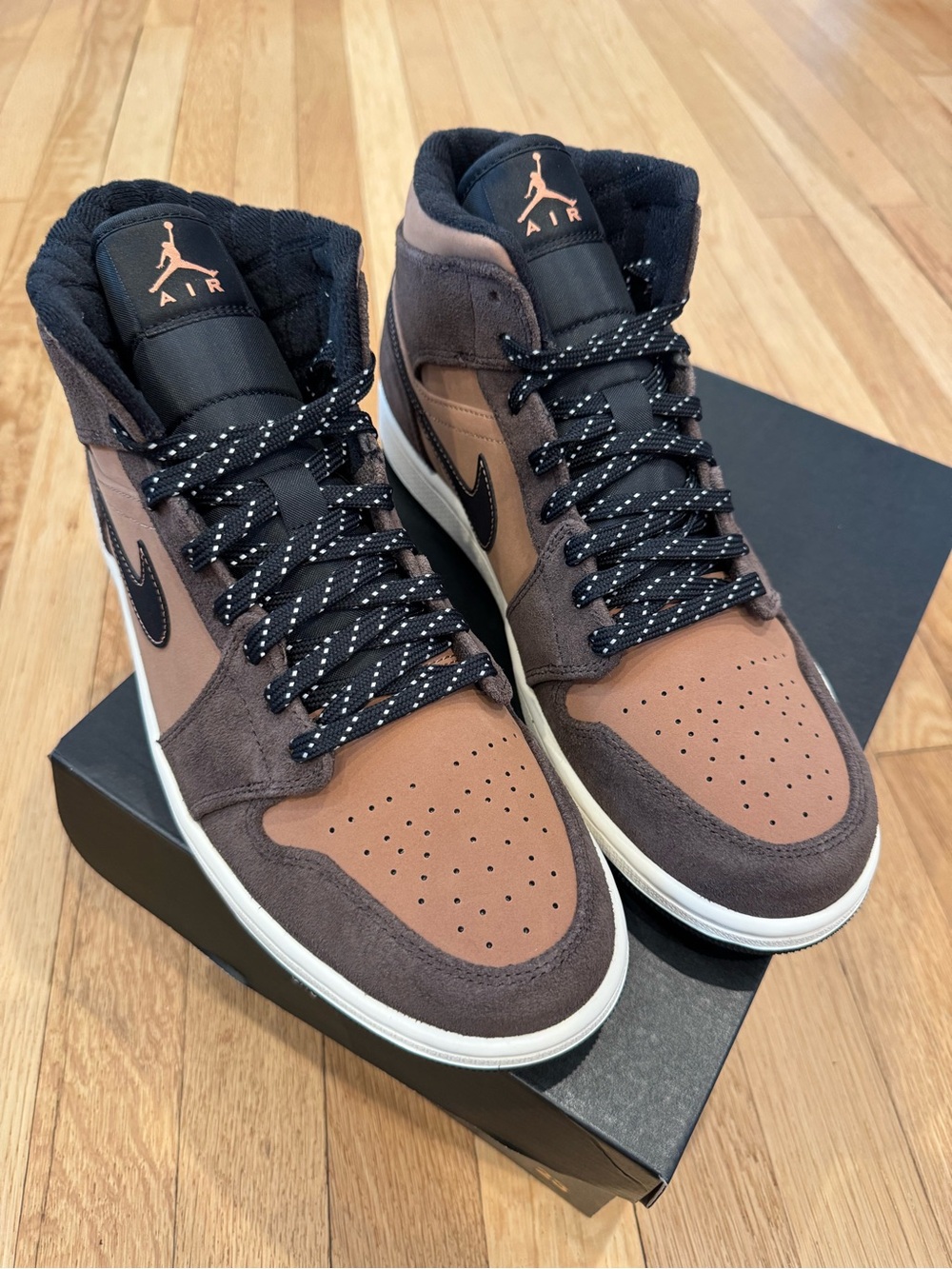 Nike Air Jordan 1 Mid SE Sneakers in Dark Chocolate/Crimson Bliss NWB